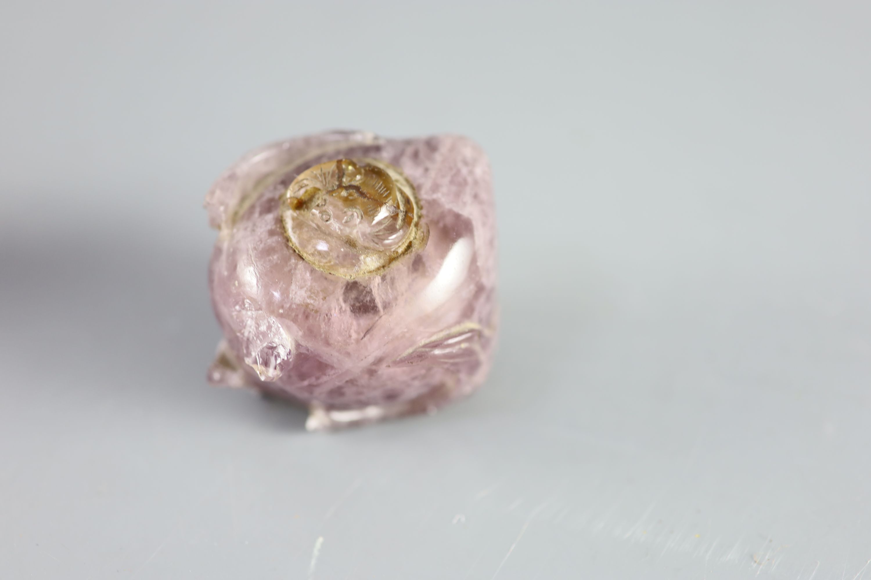 A Chinese amethyst rose quartz carving of a dog of Fo and a scent bottle and stopper, height 6.35cm and 5.1cm. (a.f.)